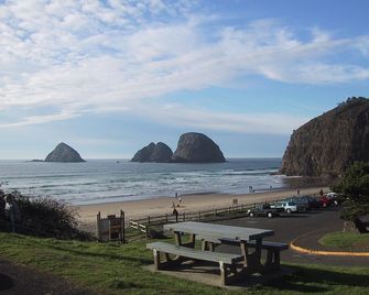 Oceansidespot: Open-Floor Plan Home With Hot Tub In Quiet Oceanside, Oregon - Oceanside - Playa