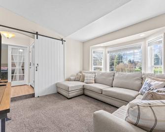Fall Special Rates! - Eagle - Living room