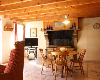 Traditional House in Théville with Fireplace and Enclosed Yard - Brillevast - Salle à manger