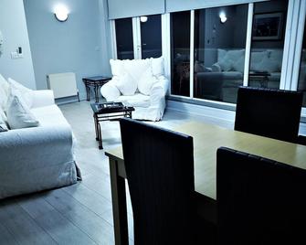 Bella Vista Hotel & Self Catering Suites - Cobh - Living room