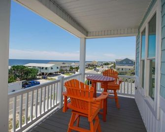 A Reel Fine Place II / 3216 E Beach Drive - Coastal Vacation Resorts - Oak Island - Balcón