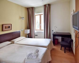 Apartamentos María Luisa - Burgos - Bedroom