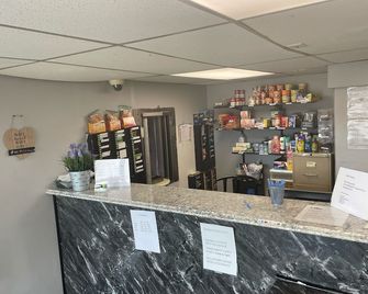 Budgetel Inn and Suites - Louisville - Louisville - Front desk