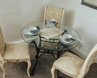 Stylish Modern 1-Bed Apartment in Prime Solihull Town Centre - Solihull - Dining room