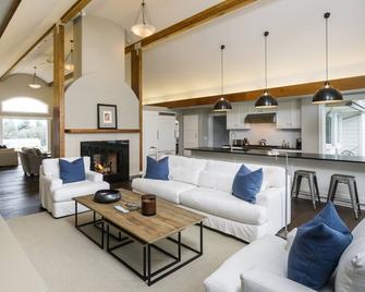 Luxury Wine Country Retreat - Salem - Living room