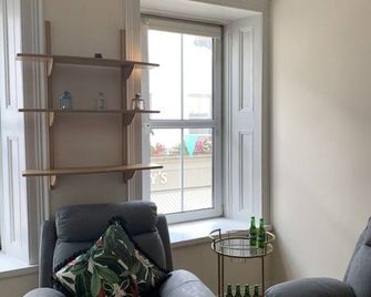 Latin Quarter Townhouse - Galway - Living room