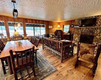 Pine View Cabin: Rustic Hayden Lake Cabin with Bunkhouse and Private Dock - 헤이든 - 레스토랑