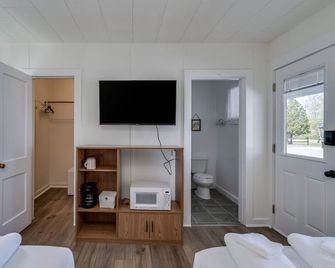 K's Motel with Stunning St. Lawrence River Views - Room 4 - Clayton