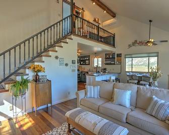 Cozy Hillside Home W/ Rifle Gap & Mtn Views, Hot Tub, Decks, Grill, Near Golfing - Rifle - Sala de estar