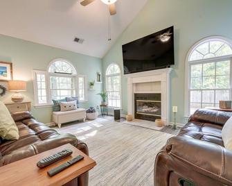 Pet-Friendly LaGrange Vacation Rental with Deck! - La Grange - Sala de estar
