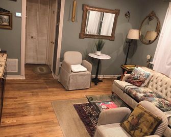 Chic and cozy 1-bedroom condo with great view in welcoming Cherry Hill - Cherry Hill - Living room