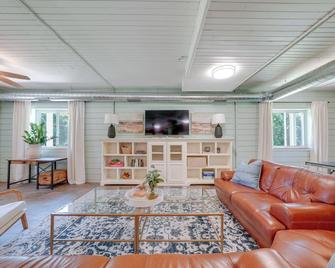 Peaceful Warrenville Home 1 Mi to Herrick Lake! - Warrenville - Living room
