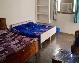 Rashi home stay - Ayodhya - Bedroom