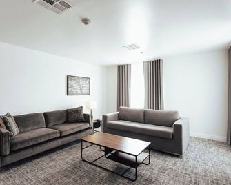Vinland Hotel and Lounge - Solvang - Living room
