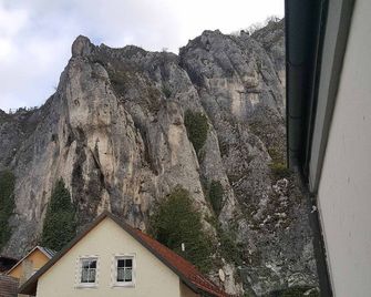 Cafe Altmühl, Ferienwohnungen Gästehaus Krimhilde direkt am Wasser - Essing - Außenansicht