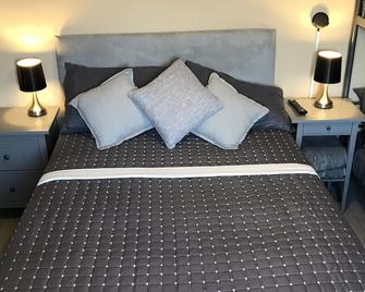 Family room with 3 beds (SLEEPS 4) on grond floor. - Boston - Bedroom