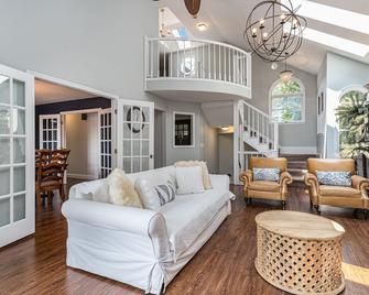 The Big Blue Lakehouse - Berrien Springs - Living room