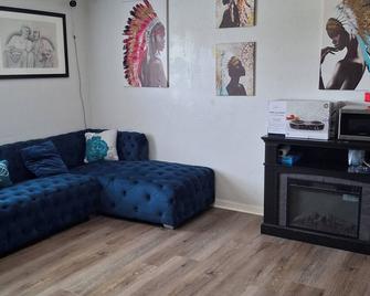 Private Cozy Comfortable Guest Room in a Shared Pool Home. - Jacksonville - Wohnzimmer