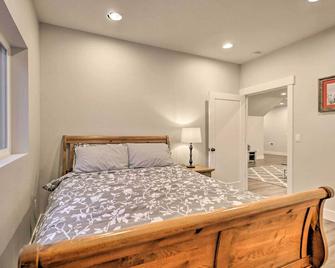 Chic Farmhouse with Creek in Heart of Wine Country! - McMinnville - Bedroom