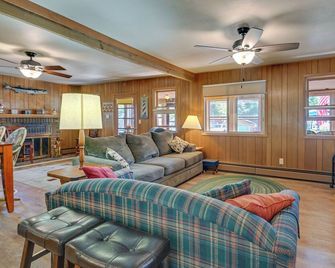 4-Season Anglers Cabin At Shawano Lake w/ Views! - Shawano - Obývací pokoj