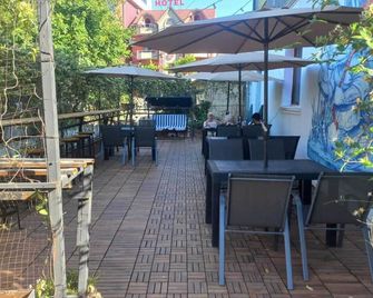 Rostivan Hotel Ve Hostel - Batumi - Patio