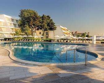 Helios Beach - Обзор - Басейн