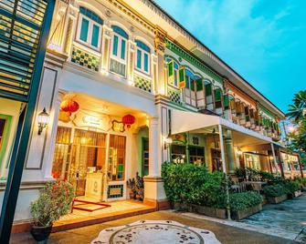 O'nya Phuket Hotel - Wichit - Building