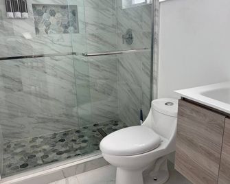 Family Favorite- Heated Pool, 2 Kings, Everglades - Homestead - Bathroom