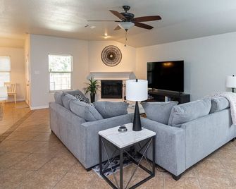 Spacious 4br Midlothian Home | Sleeps 10 | ~35 Min to At&t Stadium World Cup - Midlothian - Sala de estar