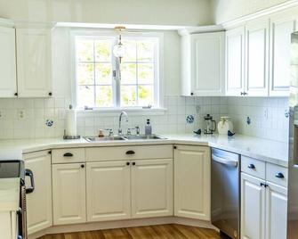Sunset Cottage: Spacious Vacation Home with Game Room - Meadville - Kitchen
