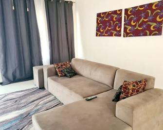 Quiet, centrally located apartment, perfect for work or play - Siavonga - Living room