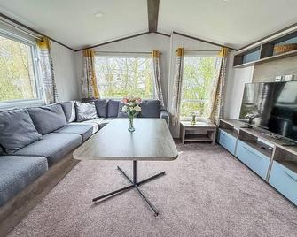 Stunning 6 Berth Caravan At Broadland Sands Holiday Park Ref 20024Sv - Lowestoft - Living room