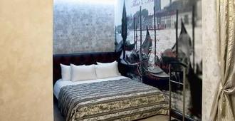 Art Hotel - Surgut - Camera da letto