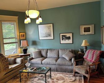 Restored 1906 3-bedroom Townhouse Overlooking the Mississippi River Unit #2 - Davenport - Wohnzimmer