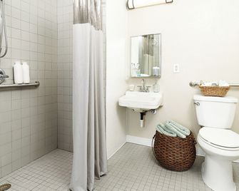 Intown Suites Extended Stay Atlanta Ga - Lithia Springs - Lithia Springs - Bathroom