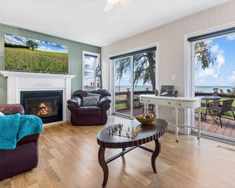 Lakefront Cottage on Private Beach - Dunnville - Living room