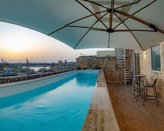 Moon Malta Boutique Stay with Rooftop Pool Sea Views of Valletta, Grand Harbour - Cospicua - Pool