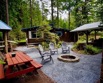 Rustic cabin, nestled in the trees, less than a mile to Mt. Rainier entrance. - Ashford - Patio