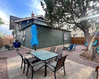 Downtown Vintage Studio W Backyard & Grill••walk To Downtown, CC, Parks & Venues - Colorado Springs - Patio