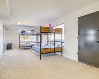 Spacious Camano Home with Hot Tub and Water Views! - 코마노아일랜드 - 침실