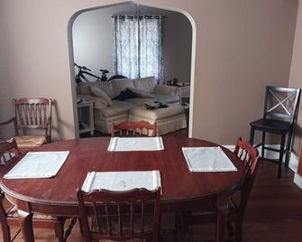 1 mile to downtown amenities. Family size house near hiking and biking trails - Oil City - Comedor