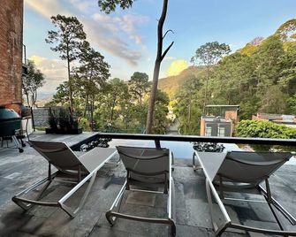 Chimenea, alberca climatizada y jacuzzi con vista al lago - Valle de Bravo - Balcón