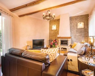 Cozy home in Malinska with WiFi - Malinska - Sala de estar