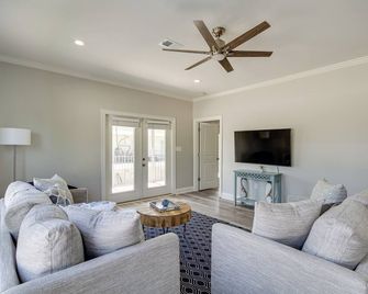 Pet-Friendly Vacation Rental in Biloxi Near Beach! - Biloxi - Living room