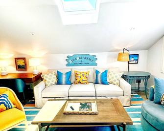 Cisco Surf Penthouse: Lux 3 Bed 3 Bath, Brand New Construction, right in town! - Nantucket - Sala de estar