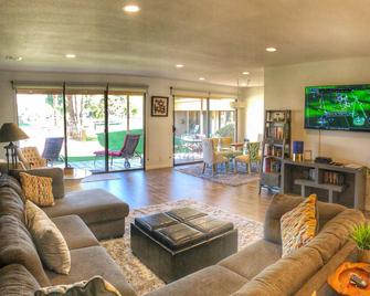 Newly Remodeled Unit With Pool, Golf Course And Mountain Views! - Bermuda Dunes - Living room