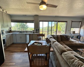 Expansive views of iconic McCullough Bridge, and bay with beautiful sunsets - North Bend - Living room