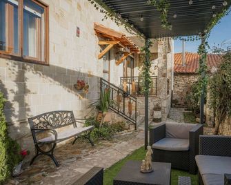 Country Home 'El Cedro' with Mountain View, Private Terrace and Wi-Fi - Abejar - Patio