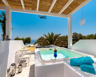 Seaside Breeze - קאמארי - בריכה