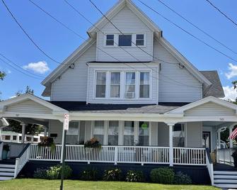 Pristine Downtown Clayton Village Home Just Steps Away From Everything! - Clayton - Building